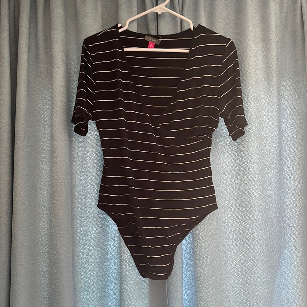 2/$12🎉Vince Camuto Short Sleeve Crossbody Bodysuit